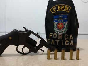 Homem é preso com revólver e tornozeleira rompida em residência no Tabuleiro