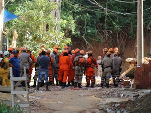 Bombeiros seguem trabalho de resgate e buscam 17 desaparecidos após desabamentos no RJ