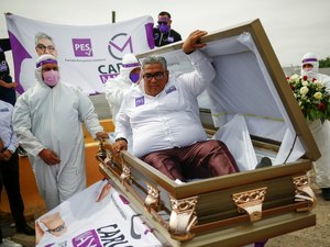 Candidato a deputado no México simula o próprio enterro em campanha