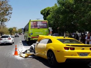 Camaro pega fogo ao colidir em traseira de ônibus em Teresina