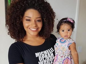 Juliana Alves posa amamentando a filha: 'Acalmando depois da agulhadinha'
