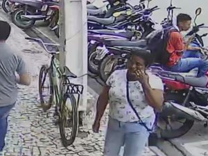 [Vídeo] Mulher aproveita distração de cliente e rouba celular dentro de bolsa em loja de Arapiraca