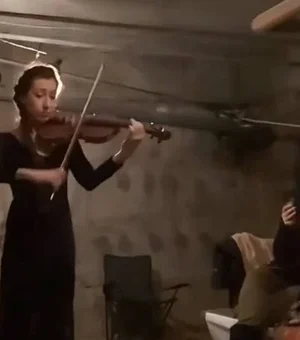 Violinista toca em abrigo antibomba da Ucrânia e causa comoção. Vídeo