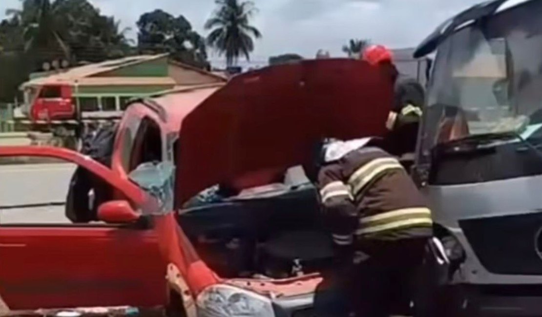 Colisão entre caminhão e carro deixa homem preso às ferragens na BR-101