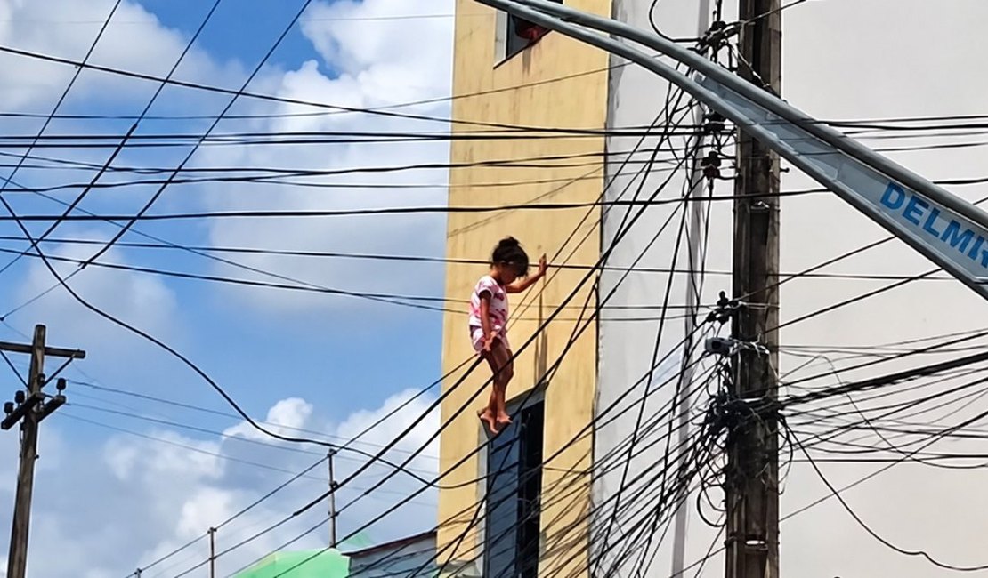 Criança cai em fiação elétrica e é retirada por PM em Delmiro Gouveia