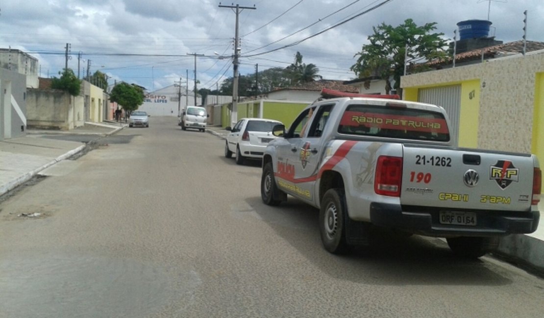 Bandidos assaltam mulheres e levam motocicleta em Arapiraca