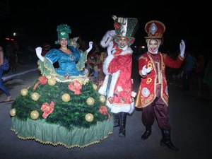 Parada Natal Mágico encanta com um belo desfile no bairro Palmeira de Fora