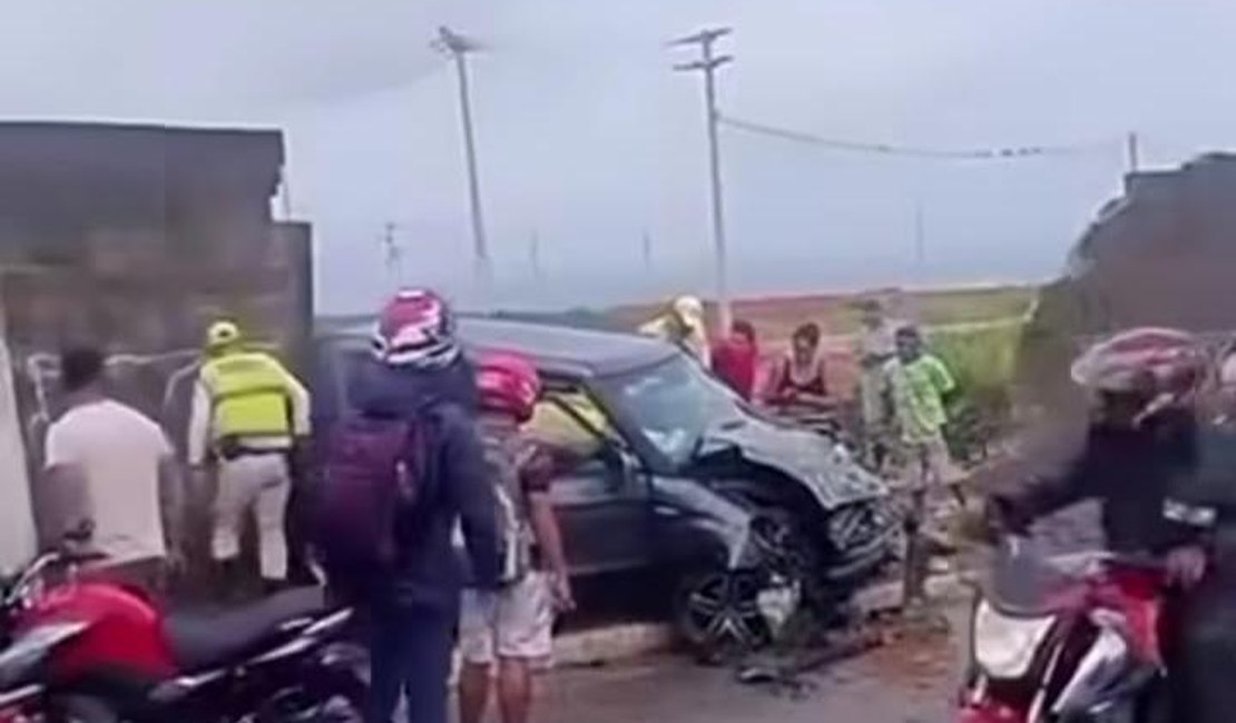 Carro colide contra muro às margens da Av. Rota do Mar em Maceió