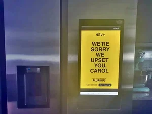 Relato choca ao alegar que anúncio em geladeira levou mulher a surto