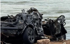 Carro foi levado pela correnteza após o rompimento da ponte ligando Piranhas e Sergipe