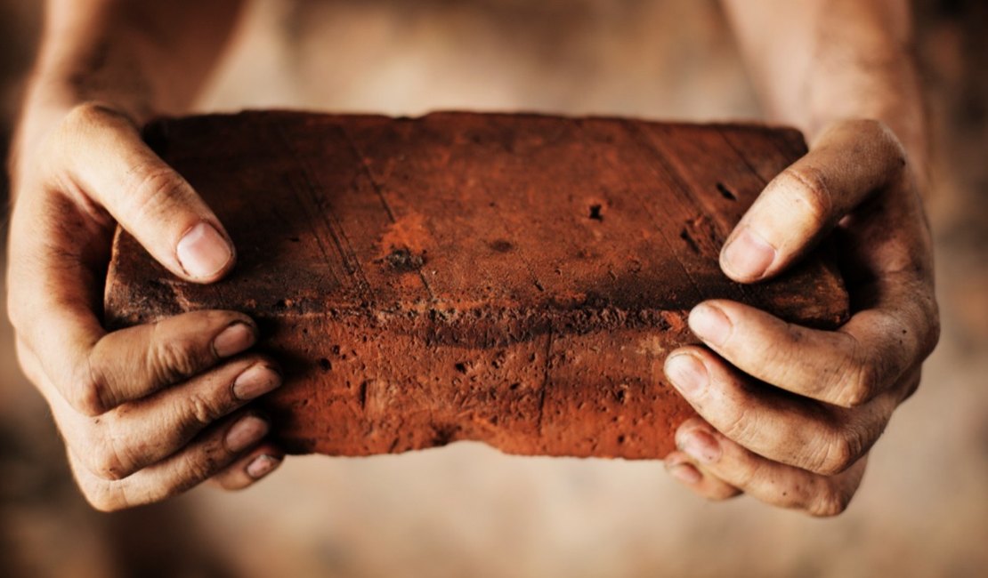 Idosa de 82 anos fica ferida após receber tijoladas em Palmeira dos Índios