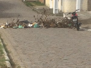 Sem coleta há uma semana, moradores bloqueiam rua com lixo acumulado 