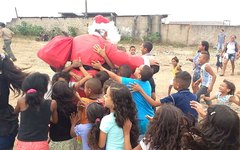 Papai Noel chegou de helicóptero para presentear crianças carentes em Arapiraca