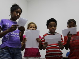 Crianças participam de coral em projeto de inclusão no Conjunto Carminha