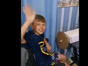 Menino de 10 anos viraliza com volante de papelão, e Nyvi e Gaules prometem doação