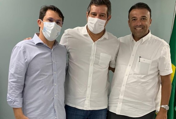 Prefeito Theobaldo Cintra visita secretário e debate obras para Major Izidoro