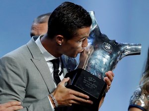 Cristiano Ronaldo supera Messi e Buffon fica com o prêmio de melhor da Europa