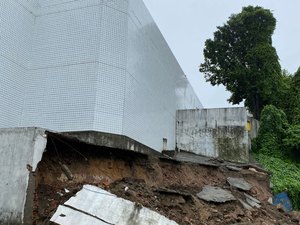 Com muros caídos e ruas alagadas, Maceió segue sendo atingida por chuva intensa