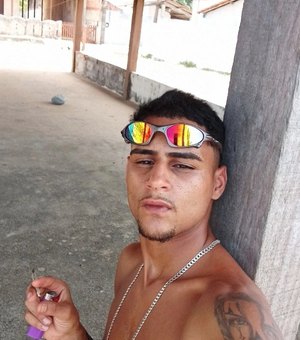 Jovem é chamado em casa e morto a tiros em via pública em Arapiraca