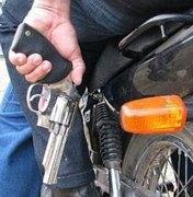 Armados com arma de fogo, dois criminosos roubam moto em Cruz das Almas, em Maceió