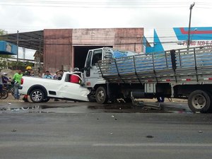 Acidente entre carro e caminhão deixa motorista gravemente ferido