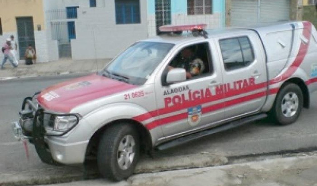 Ladrões prendem casal no banheiro enquanto roubam objetos de dentro de casa