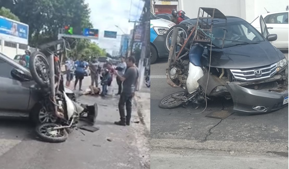[Vídeo] Moto colide em carro, fica presa em para-choque e deixa ferido perto da Praça Centenário