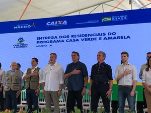 Jair Bolsonaro entrega mais de mil moradias para famílias de baixa renda em Maceió