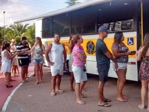 Turistas enfrentam longas filas para justificar o voto em posto na sede da Oplit