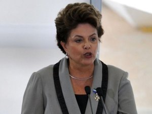 Para impedir impeachment, Dilma negocia ministérios com PMDB