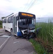 Colisão entre ônibus e carro deixa dois mortos na AL-105 em Porto Calvo