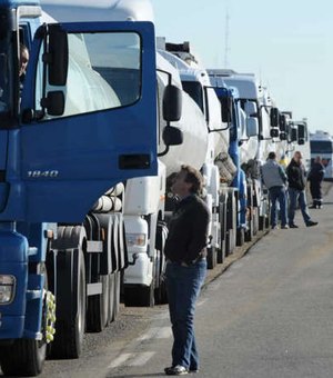 Caminhoneiros fazem bloqueios parciais pelo país