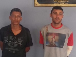 Assaltantes em fuga são perseguidos pela PM, caem da moto e são presos