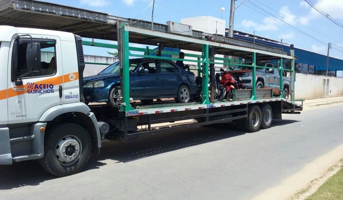 Operação do BPTran autua 20 motoristas e flagra condutores dirigindo sem habilitação