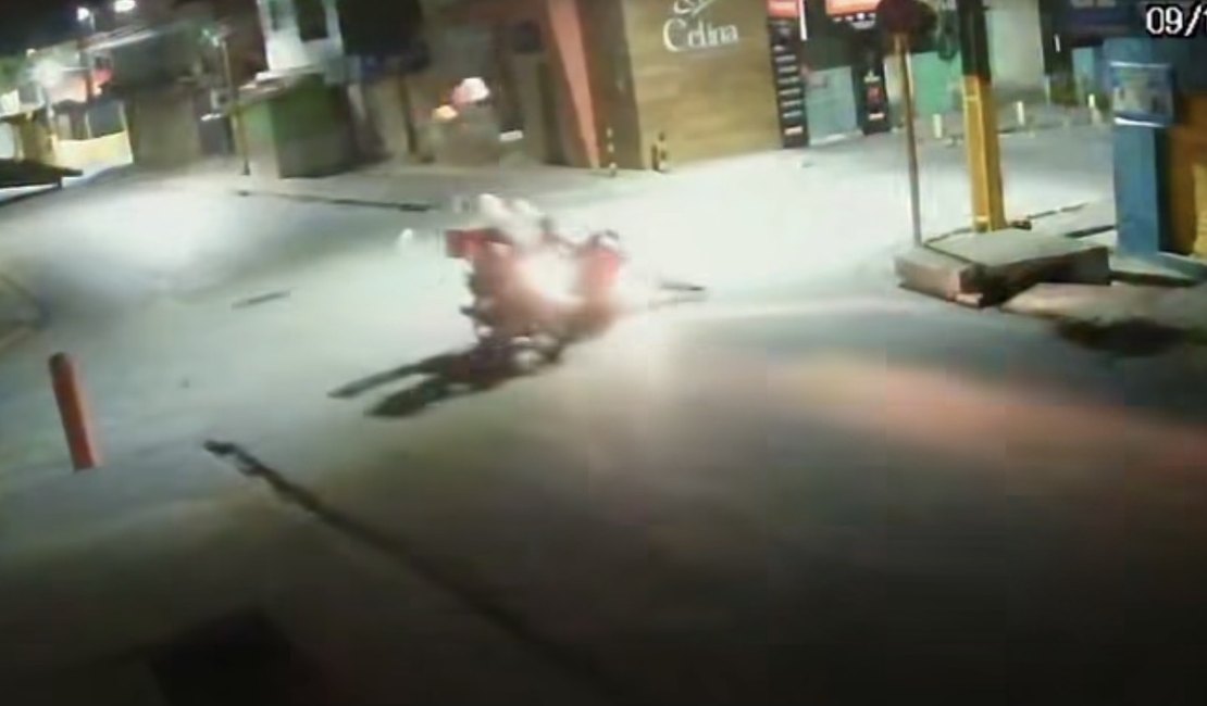 Vídeo mostra momento de colisão entre motos em cruzamento de São Luís do Quitunde
