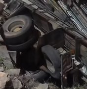 Caminhão de parque de diversões cai em córrego após falha no Sertão de AL