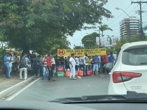 [Vídeo] Motoristas de aplicativo protestam pela alta no preço do combustível