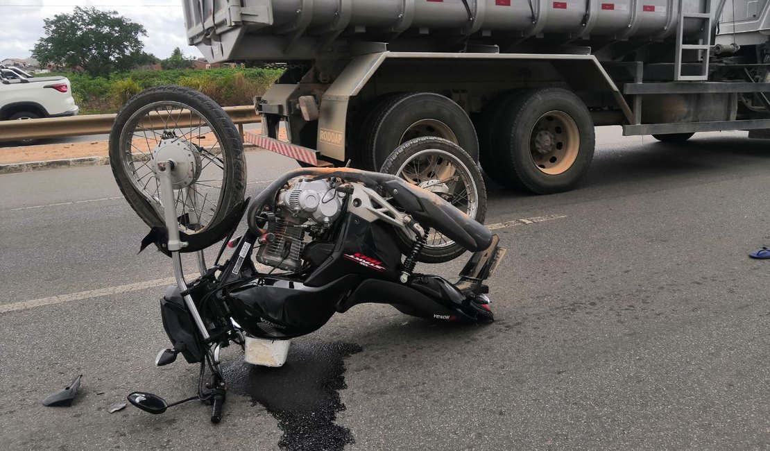[Vídeo] Após colidir na traseira de veículo, motociclista sofre  atropelamento, em Arapiraca