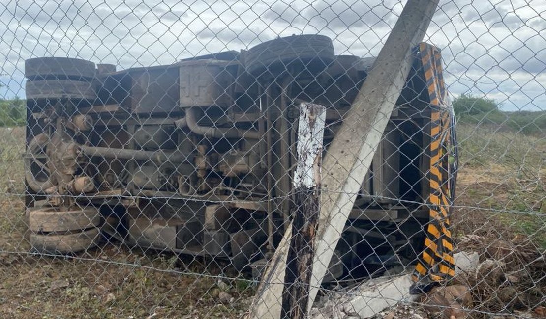 Capotamento de carro-forte na BR-423 em Delmiro Gouveia deixa dois feridos