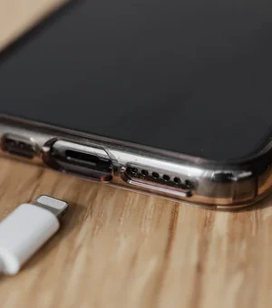 Incêndio iniciado em celular atinge apartamento no bairro do Farol, em Maceió