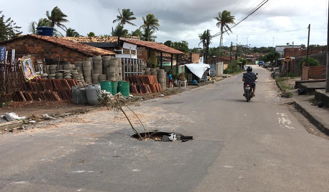 [Vídeo] Vazamento de água danifica asfalto em via movimentada de bairro em Arapiraca