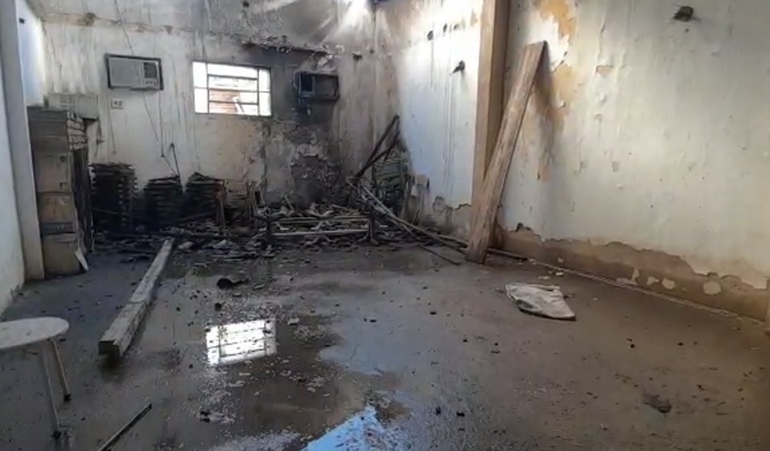 [Vídeo] Incêndio atinge depósito de laboratório de análises clinicas , em Arapiraca