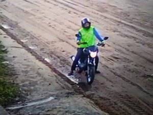 [Video] Mototaxista clandestino rouba celular de suposta passageira