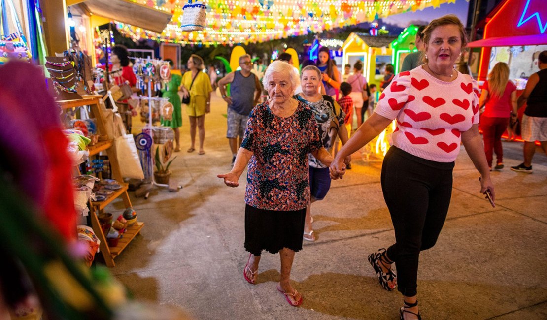 Vila Massayó encanta visitantes com show de luzes e reforço às tradições