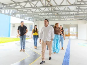 Luciano Barbosa acompanha obras de conclusão de creche no Vale do Perucaba