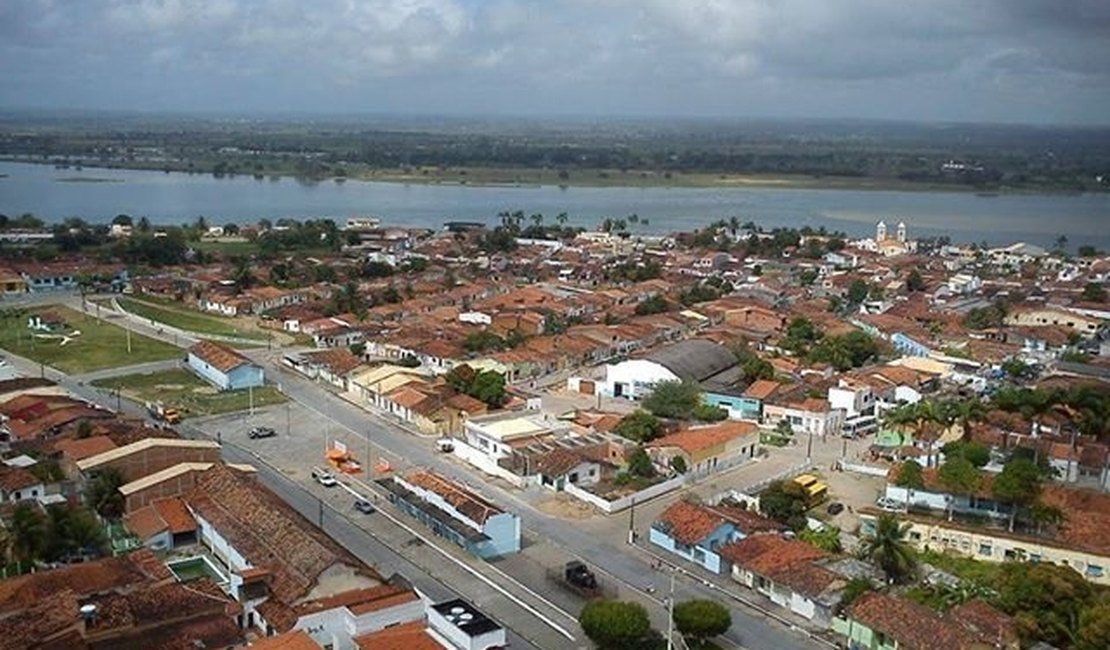 Criminosos fazem motorista refém e roubam pertences, dinheiro e chave de veículo