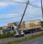 [Vídeo] Carro bate em poste de energia na Avenida Galba Novaes de Castro no bairro Petrópolis