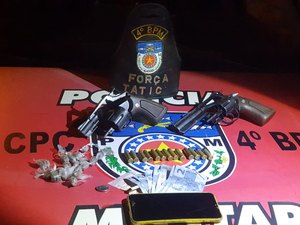 Homem é preso por porte de armas e tráfico na Grota da Santa Helena