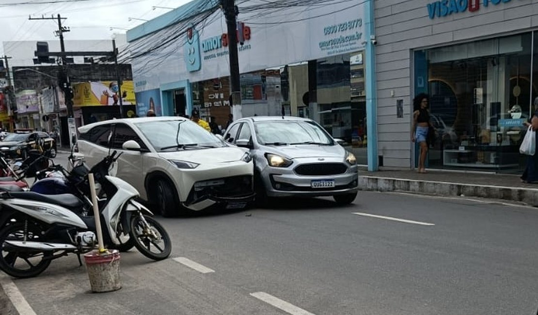 Colisão entre dois veículos deixa trânsito lento no Centro de Arapiraca