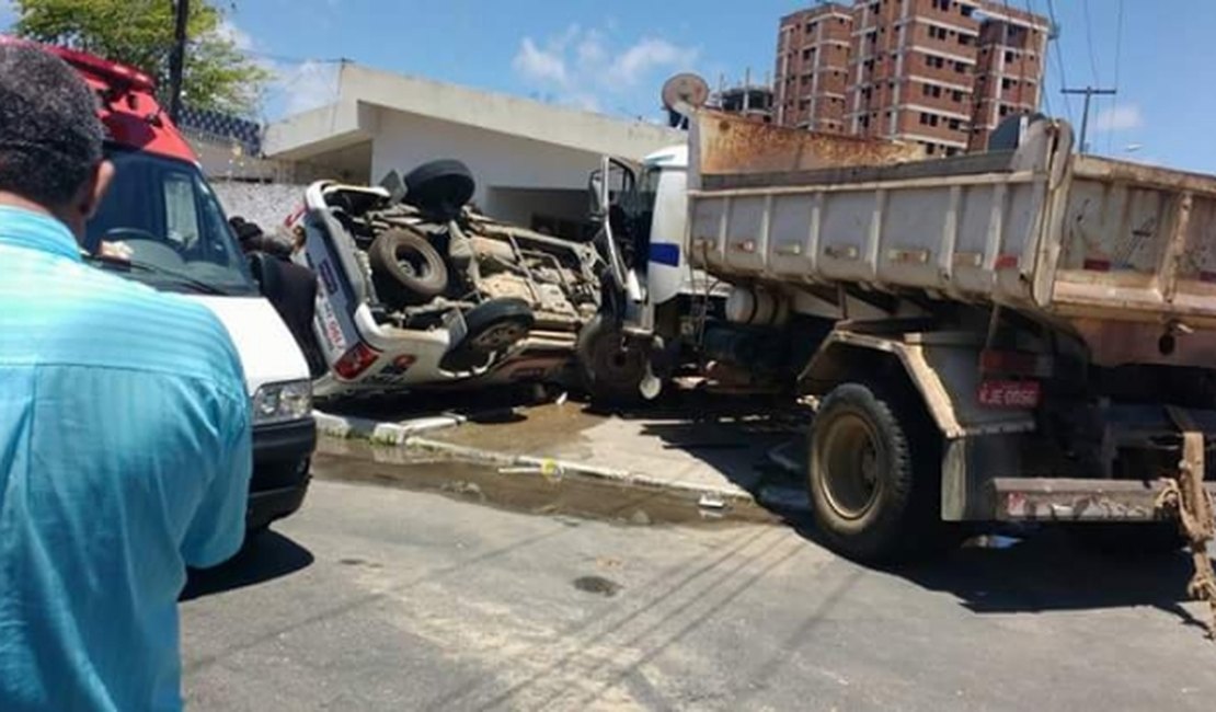 (Vídeo) Acidente entre viatura e caçamba deixa PMs feridos